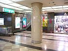 地下鉄１・２号線ソミョン（西面・Seomyeon）駅で下車し１番出口方面に向かうと、地下商店街が見えてきます。地下商店街に入ると、左側に階段が見えるので、そこの階段から地上に上がります。