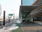 地下鉄６号線・空港鉄道・京義中央線ディジトルミディアシティ（Digital Media City・618/A04/K316）駅９番出口を出て、そのまま直進。