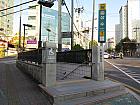 地下鉄6号線サンス(上水･sangsoo･623)駅１番出口を出て、反対側へまっすぐ２５０ｍほど進みます。
