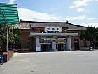 国鉄キョンジュ（慶州）駅を出て、すぐ前にある大通りを左へ行き、そのまままっすぐ進みます。