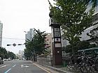 地下鉄２号線慶星・釜慶大駅で下車し、1番出口から地上に上がり、