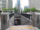 地下鉄３号線キョンボックン（景福宮・Gyeongbokgung 327/경복궁）駅３番出口を出てまっすぐ進み、