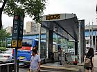 地下鉄３号線アックジョン（狎鴎亭・Apkgujeong・336）駅５番出口を出て直進し、２つめの角を左に曲がると