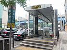 地下鉄３号線アックジョン（狎鴎亭・Apgujeong・336）駅5番出口を出てそのまま進みます。