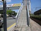 地下鉄１号線ミョンニュン（明倫・Myeongnyun）駅３番出口を出て、右へ。陸橋を渡り、