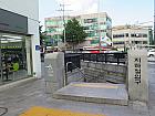 地下鉄３号線キョンボックン（景福宮・Gyeongbokgung・327）駅１番出口を出てそのまま真っ直ぐ進みます。