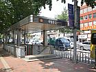 地下鉄３号線トンニンムン（独立門・Dongnimmun・326）駅４番出口を出て直進し、独立門前の十字路を渡り、右手にある小さな広場の中に進むと