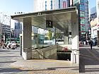 地下鉄２号線シンチョン（新村・Shinchon・240）駅２番出口を出て