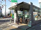 地下鉄２号線シンチョン（新村・Sinchon・240）駅４番出口を大通り沿いに進みます。