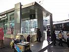 地下鉄２号線シンチョン（新村・Shinchon・240）駅１番出口を出て、