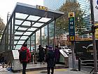 地下鉄２号線ヨクサム（駅三・yoksam・221）駅４番出口を出て200mほど直進します。