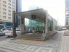 地下鉄９号線ソンジョンヌン（宣靖陵・Seonjeongneung・927）駅２番出口を出て３００ｍほど進み、
