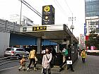 地下鉄３号線アックジョン（狎鴎亭・Apgujeong・336）駅３番出口を出て、大通りに沿ってまっすぐ歩きます。