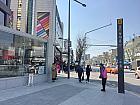 地下鉄１・４号線トンデムン（東大門・Dongdaemun・128/421）駅９番出口を出て、そのまま大通りの歩道に沿ってまっすぐ１５０ｍほど進みます。