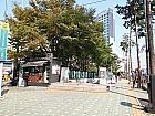地下鉄２・４・５号線トンデムンヨクサムンファコンウォン（東大門歴史文化公園・Dongdaemun History&Culture Park・205/422/536）駅５番出口を出て、すぐ反対方向に進みます。
