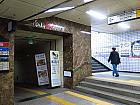 地下鉄４号線フェヒョン（会賢・Hoehyeon・425）駅１番出口に上がる階段の横の通路をまっすぐ進み、