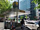 地下鉄２号線・空港鉄道・京義中央線ホンデイック（弘大入口・Hongik Univ. 239/A03/K314）駅 ８番出口を出て、目の前の通りを右に曲がります。