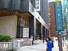 地下鉄１・２号線シチョン（市庁・Shicheon）駅９番出口を出て右へ。 