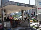地下鉄２号線ソウルデイック（ソウル大入口・Seoul Nat`l Univ.・228）７番出口を出てまっすぐ進み、