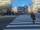大きめの交差点まで来たら、そのままの方向に渡ります。