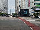 大通りの横断歩道があります。