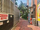 左方向に出て小道を行くと、