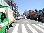 2.道なりにまっすぐ進んでいくと食堂やコンビニがある通りに入っていきます。 
