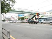 ２.1番出口を出て左に見える歩道橋をわたります。左側の階段を下り、