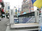１．地下鉄４号線フェヒョン（会賢・Hoehyeon：425）駅１番出口から出て