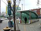 地下鉄２・５号線・京義中央線・盆唐線ワンシムニ（往十里・Wangsimni 208/540/K116/K210）駅２番出口から出て、