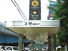 １．地下鉄３号線アックジョン（押鴎亭、Apkujeong・336）駅３番出口を出て、