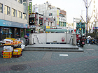 地下鉄１号線シンソルドン（新設洞・Sinseol-dong・126）駅１１番出口を出て、