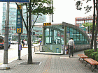 地下鉄２・５号線・京義中央線・盆唐線ワンシムニ（往十里・Wangsimni 208/540/K116/K210）駅２番出口を出て、