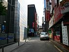 前方、左側にあります。