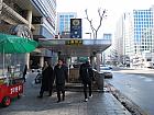地下鉄２号線・盆唐線ソンルン（宣陵・Seolllung・220/K215）駅１番出口を出て、