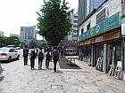 地下鉄３号線キョンボックン（景福宮・Gyeongbukgung・327）駅1番出口を出て、道なりに直進。