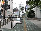 地下鉄４号線ミョンドン（明洞・Myeong-dong・424）駅１番出口を出て、すぐ左後ろ方向へ振り返り、歩道に沿って直進します。