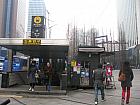 地下鉄１号線チョンガッ（鐘閣・Jonggak・131）駅３番出口を出て、すぐ左後ろ方向へ振り返り、まっすぐ進みます。