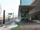 地下鉄６号線・空港鉄道・京義中央線ディジトルミディオシティ（デジタルメディアシティ・Digital Media City・618/A04/K316）駅９番出口を出て、そのまましばらく直進。