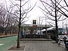 地下鉄２・９号線チョンハプウンドンジャン（総合運動場・Sports complex・218/930）駅１番出口を出て、そのまま大通りの歩道に沿って直進。