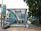 地下鉄３号線トンデイック（東大入口・Dongguk Univ.・332）駅６番出口を出て、すぐ右後ろ方向へ振り返り、まっすぐ進みます。