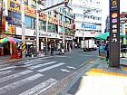 地下鉄１・３・５号線チョンノサンガ（鍾路３街・Jongro 3(sam)-ga・534）駅５番出口を出て、すぐ右手に見える横断歩道を渡り、右へ進みます。