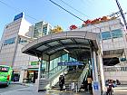 地下鉄１号線・京義中央線フェギ（回基・hwegi・123/K118）駅１番出口を出て、左へ進みます。