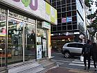 目の前の路地を左に曲がり、