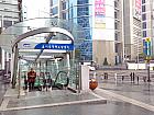 １）地下鉄２・４・５号線トンデムンヨクサムンファコンウォン（東大門歴史文化公園・Dongdaemun History&Culture Park・205/422/536）駅１２番出口を出てすぐ左後ろ方向へ振り返り、