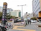 地下鉄５号線チャンハンピョン（長漢坪・Janghanpyeong・543）駅４番出口を出て、そのまま直進。
