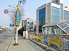 地下鉄６号線マポグチョン（麻浦区庁・Mapo-gu Office・620）駅３番出口を出て、高架道路を左手に見ながらしばらくまっすぐ進みます。
