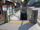 地下鉄４号線スッテイック（淑大入口・Sookmyung Women’s University・427）駅５番出口を出て直進し、