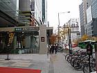 地下鉄２号線・空港鉄道・京義中央線ホンデイック（弘大入口・Hongik Univ. 239/A03/K314）駅１番出口を出てすぐ右へ、まっすぐ進み、
