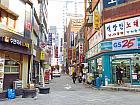 左手にある細い路地に入り、５０ｍほど進むと